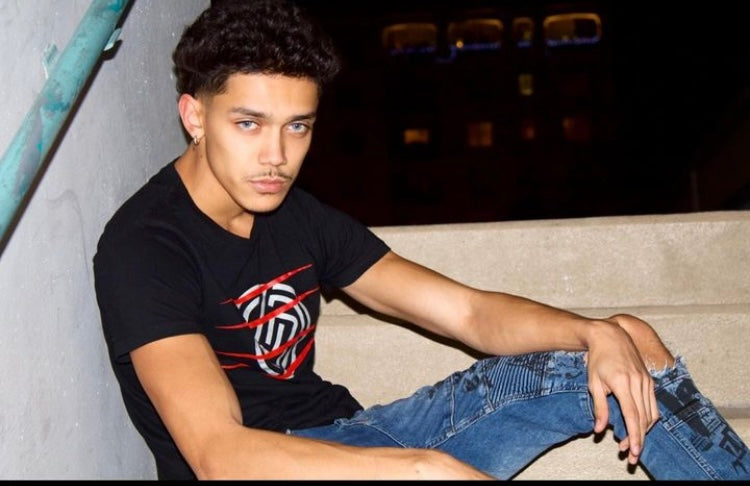 S/S SWAY RUNNER PRINT TEE W/RED STRIPES